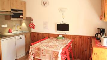 Cafetière/bouilloire, réfrigérateur, four, plaque de cuisson