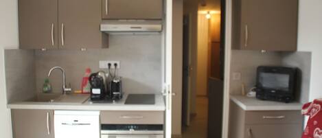 Jääkaappi, mikroaaltouuni, uuni, liesi