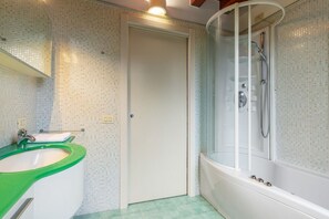 Een haardroger, een bidet, handdoeken