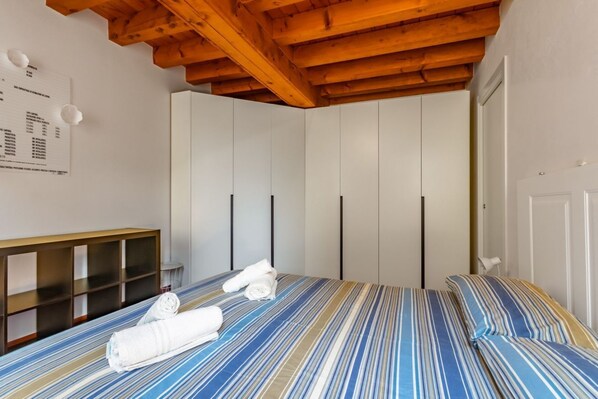 2 habitaciones, tabla de planchar con plancha, wifi y ropa de cama 