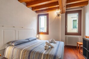 2 habitaciones, tabla de planchar con plancha, wifi y ropa de cama 
