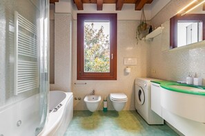 Hårtørrer, bidet, håndklæder