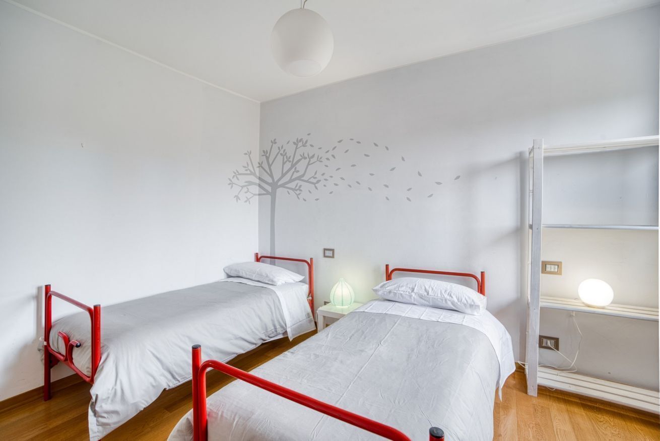 2 bedrooms, desk, iron/ironing board, WiFi