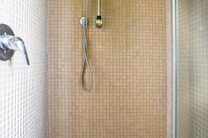 Dusche, Haartrockner, Bidet, Handtücher
