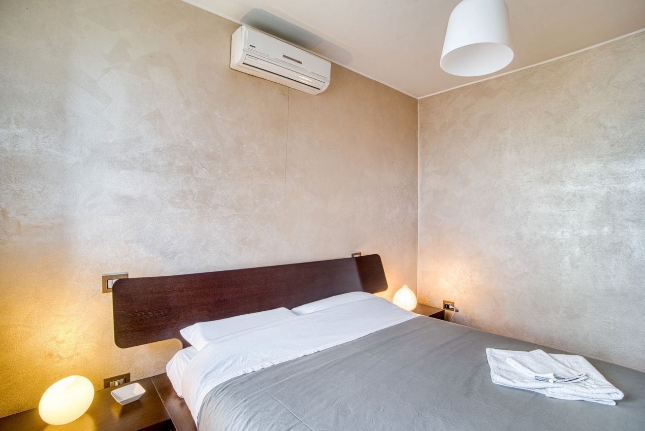 2 habitaciones, escritorio, tabla de planchar con plancha y wifi 