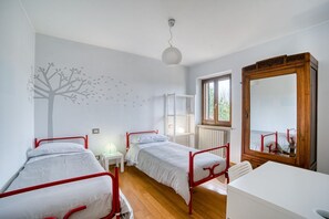 2 bedrooms, desk, iron/ironing board, WiFi