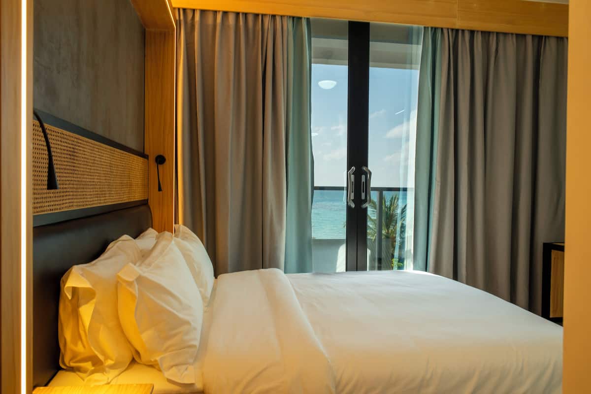 Phòng đôi Deluxe, ban công, quang cảnh biển | Két bảo mật tại phòng, bàn, khu vực làm việc phù hợp cho laptop