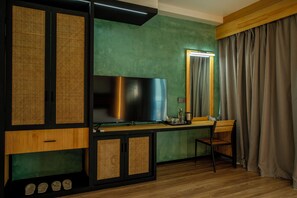 Studio – superior, balkong, hageutsikt | Safe på rommet, skrivebord og skrivebord for bærbar PC