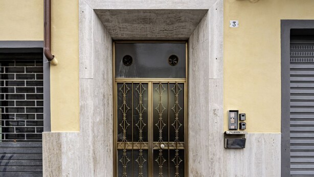 A building entrance with a metal door, a mailbox, and a number plate. - GuestHost - La Spezia Mon Amour - Pet Friendly (La Spezia)
