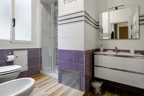 Shower, hair dryer, bidet, towels - GuestHost - La Spezia Mon Amour - Pet Friendly (La Spezia)