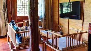 Quarto casal luxo, vista para o rio | Cofres nos quartos, escrivaninha, espaço de trabalho para notebook