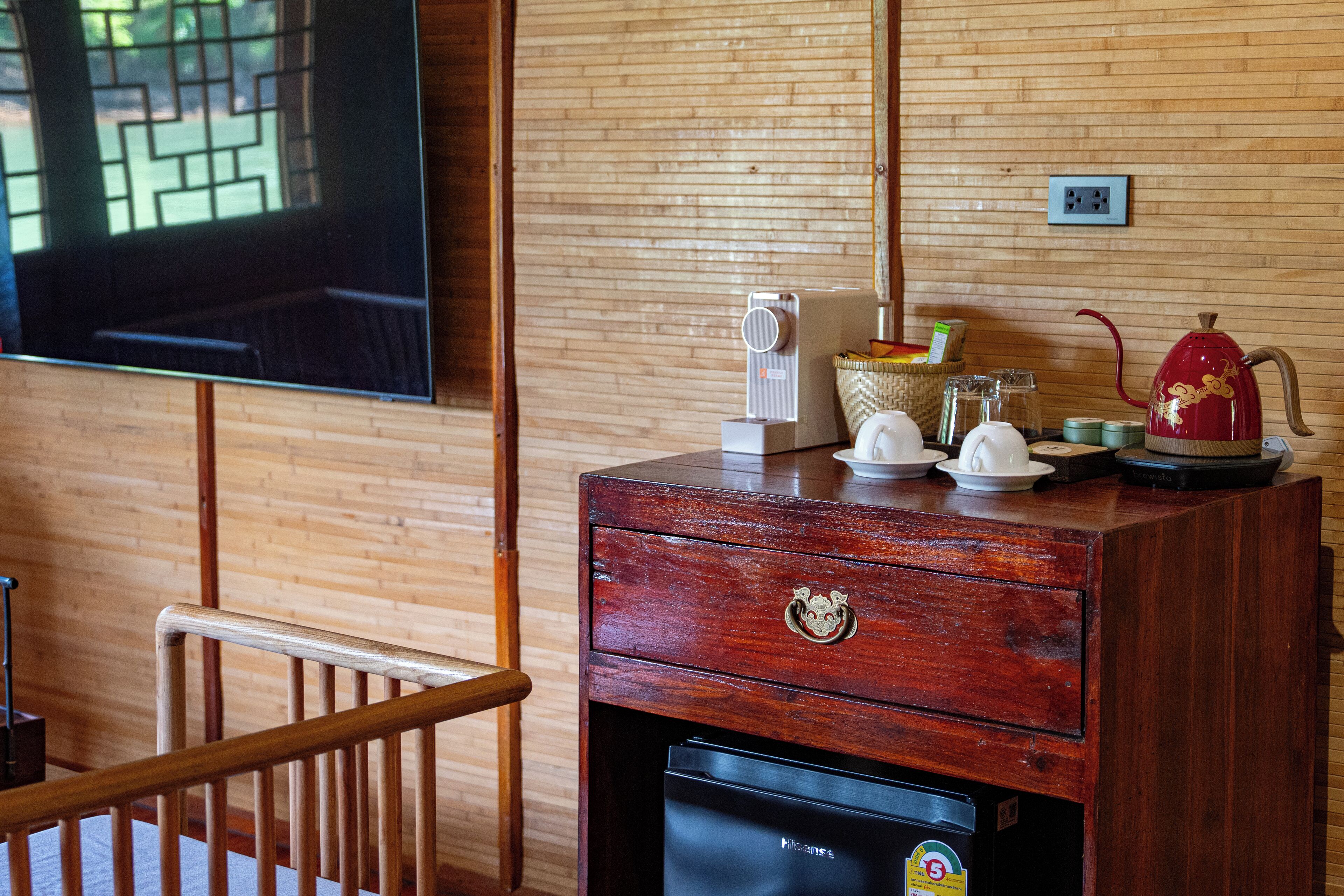 Una pared de madera con un televisor montado sobre un escritorio de madera.