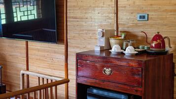 Una pared de madera con un televisor montado sobre un escritorio de madera.