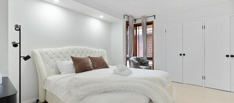 Budget 1-Bed Studio Near Top Malls & Transit!