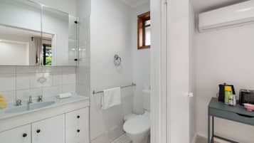 Sèche-cheveux, serviettes fournies, savon, shampoing