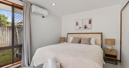 Affordable 1-Bed Studio Close to Malls & Transit!