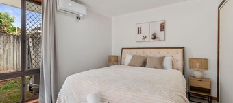 Affordable 1-Bed Studio Close to Malls & Transit!