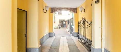 المنطقة المحيطة بالمنشأة