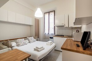 Iron/ironing board, WiFi, bed sheets