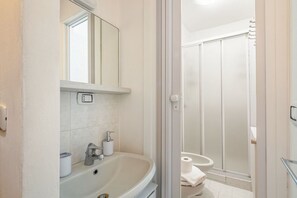 Dusche, Haartrockner, Bidet, Handtücher
