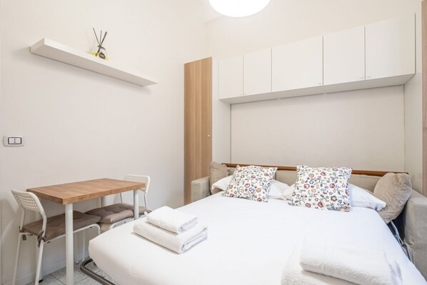 Iron/ironing board, WiFi, bed sheets