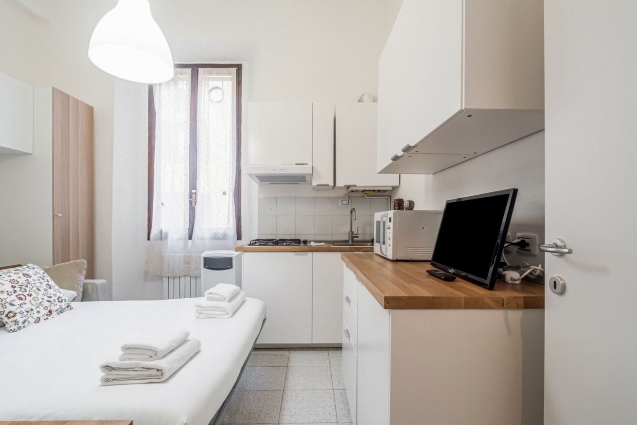 Tabla de planchar con plancha, wifi, ropa de cama