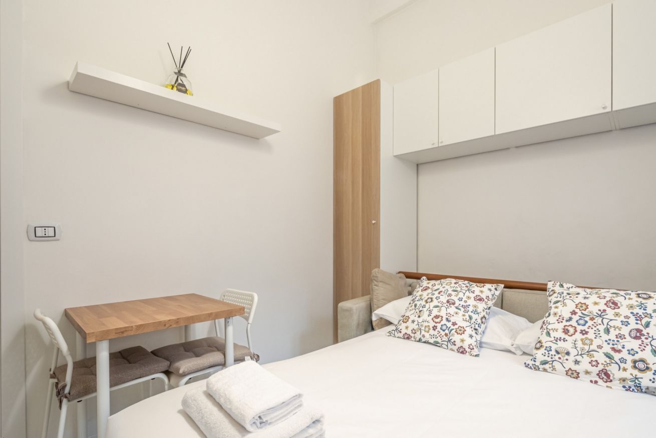 Tabla de planchar con plancha, wifi y ropa de cama 