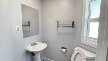 Quarto casal ou duplo conforto | Banheiro | Produtos de toalete grátis, secador de cabelo, roupões de banho