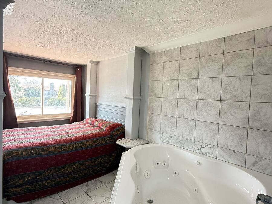 Comfort Single Room | Desk