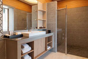 Chalet | Bathroom | Shower, hair dryer, bathrobes, slippers - Pan Ville Resort (Sam Khok)