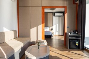 Flat-screen TV - Pan Ville Resort (Sam Khok)