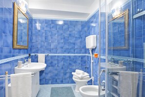 Standard Apartment, 1 Bedroom, Air conditioning (Roby loft-Direct Lake Access/Beach) | Bathroom - Roby Loft-direct Lake Access/beach (Gardone Riviera)