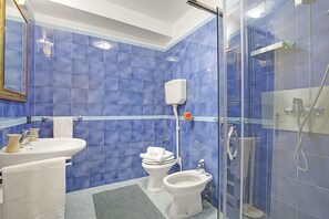 Regadera, bidet, toallas, jabón 