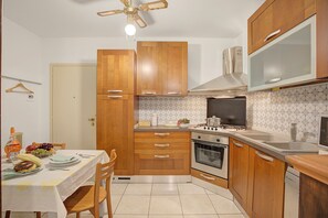 Stovetop, coffee/tea maker, toaster, cookware/dishes/utensils