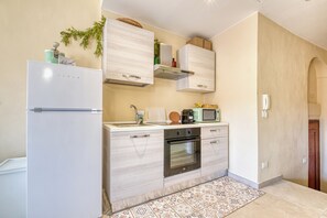 Refrigerador, microondas, placa de cocina, cafetera/tetera