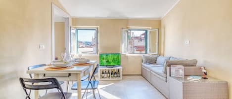 Appartement Standard, plusieurs chambres (Una Finestra sul Duomo) | Aire de séjour | Téléviseur à écran plat