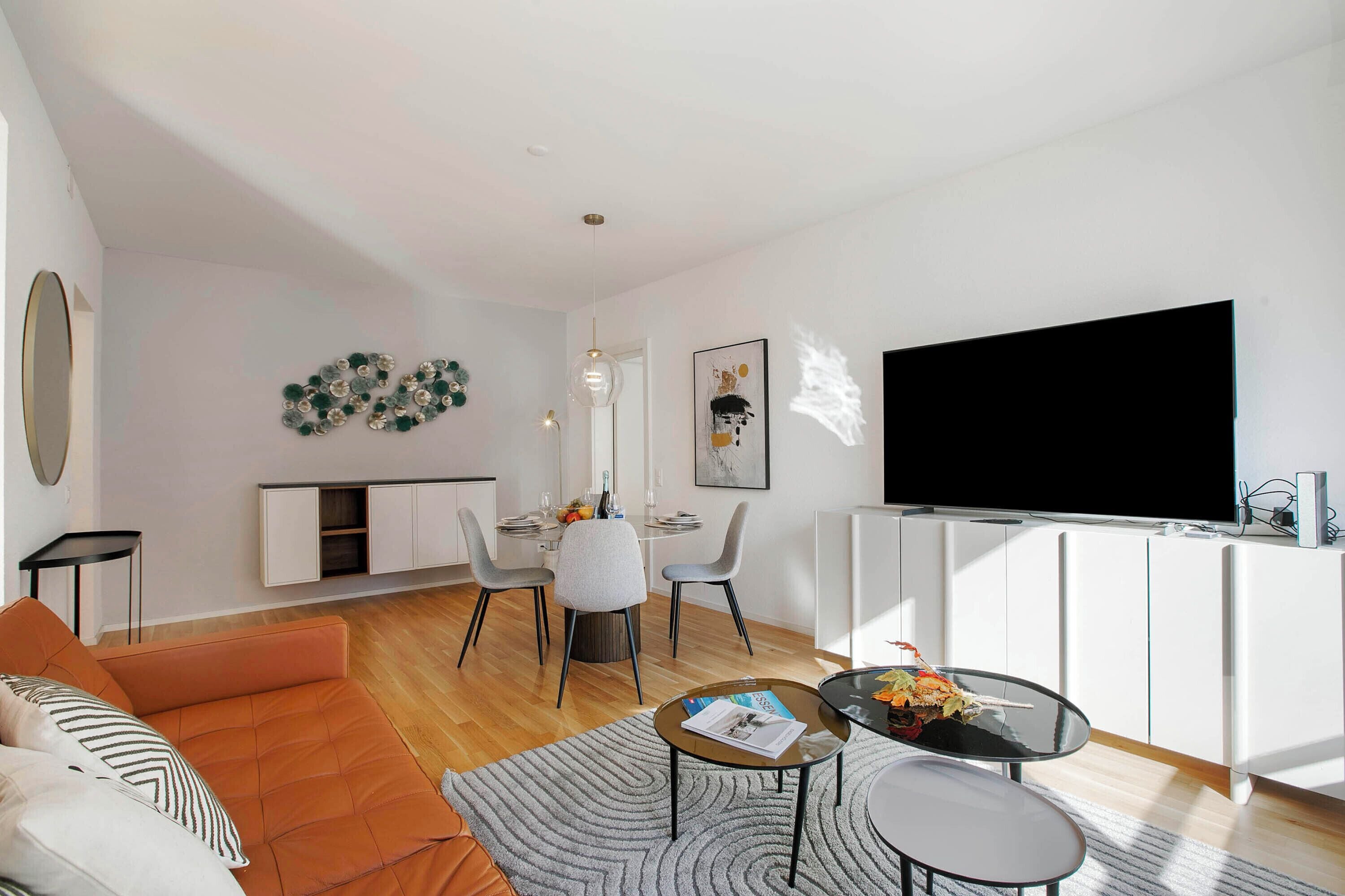 Apartamento família, vários quartos (Novos Contrada 5 203) | Área de estar | TV de tela plana 21 polegadas com canais via satélite