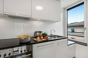 Luxury Apartment, Multiple Bedrooms (Novos Contrada 5 502) | Private kitchen