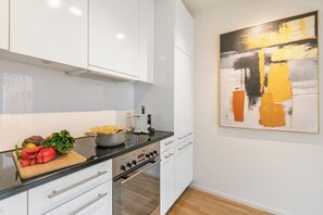 Appartement familial, plusieurs chambres (Novos Contrada 5 204) | Cuisine privée | Réfrigérateur, four à micro-ondes, un four, surface de cuisson