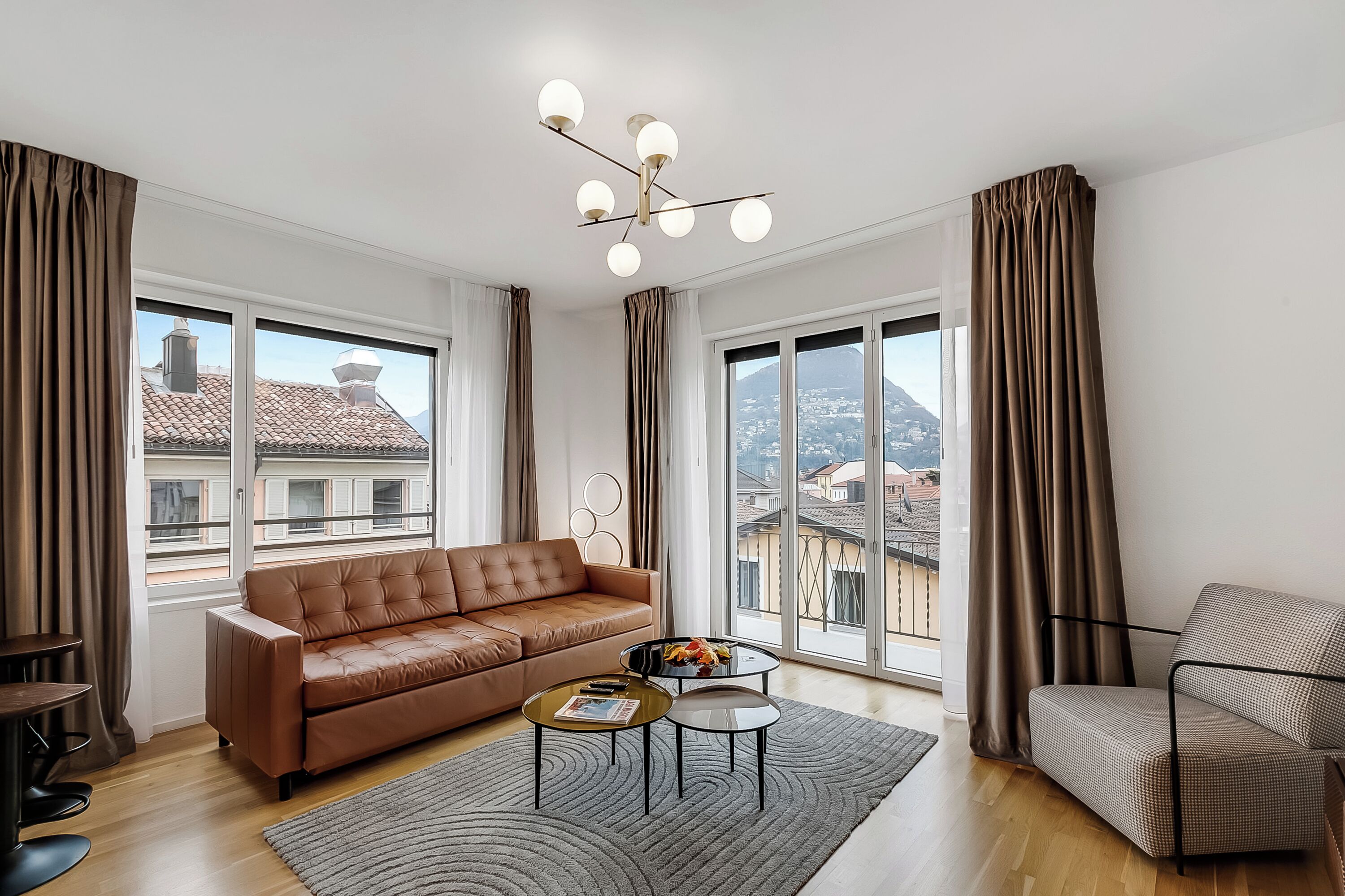 Luxury Apartment, Multiple Bedrooms (Novos Contrada 5 502) | Living area | 21-inch flat-screen TV with satellite channels