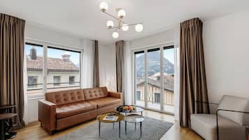 Luxury Apartment, Multiple Bedrooms (Novos Contrada 5 502) | Living area | 21-inch flat-screen TV with satellite channels