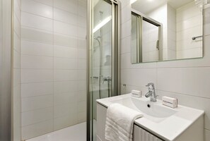 Appartement familial, plusieurs chambres (Novos Contrada 5 204) | Salle de bain | Douche, séchoir à cheveux, serviettes fournies, savon