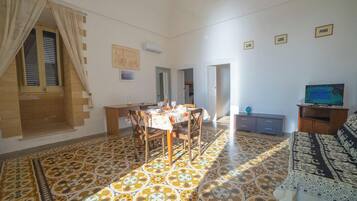 Family House, 1 Bedroom, Balcony (Marisole House With Sea View) | Interior