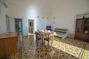 家庭獨棟房屋, 多間臥室 (Marisole House With Sea View) | 起居區 | 21-吋平面電視，提供數位頻道