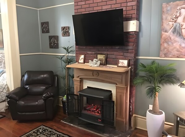 Smart TV, fireplace