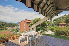 Outdoor dining - Casa Virginia (Laveno Mombello)