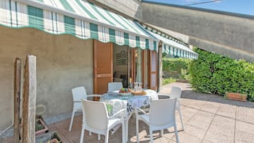 Rumah Keluarga, beberapa kamar, tepi gunung (Appartamento Alessandra) | Tempat makan outdoor