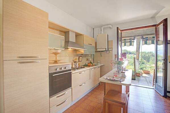 Kjøleskap, ovn, kokeplater og oppvaskmaskin