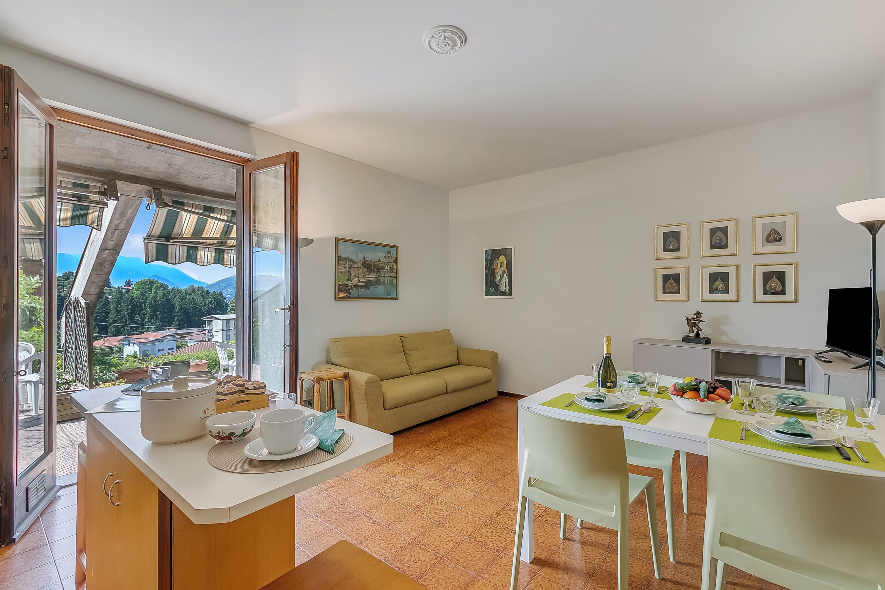 Family House, 2 Bedrooms (Appartamento Giulia) | Living area | 21-inch flat-screen TV with satellite channels