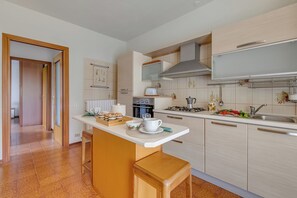 Casa familiar, 2 dormitoris (Appartamento Giulia) | Cuina privada | Frigorífic, forn, placa de cuina i rentaplats 